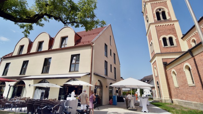 Olching: Das Wohn- und Geschäftshaus am Nöscherplatz.
