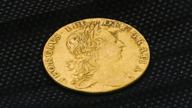 Archäologie: Eine Goldguinee von König Georg III., die bei Ausgrabungen im Red Bank Battlefield Park entdeckt wurde. Die Münze entsprach dem Sold eines Soldaten für einen Monat.