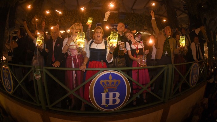 Hofbräu-Festzelt: Die Wirtsfamilie Steinberg feiert im Hofbräuzelt mit Wunderkerzen auf der Bühne.