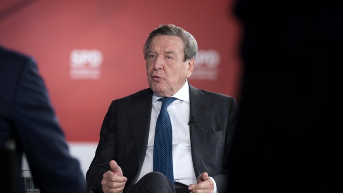 Gerhard Schröder: Er kann auch weiter vor dem SPD-Logo auftreten: Gerhard Schröder, Bundeskanzler vor 20 Jahren, Putins Freund seit 20 Jahren.