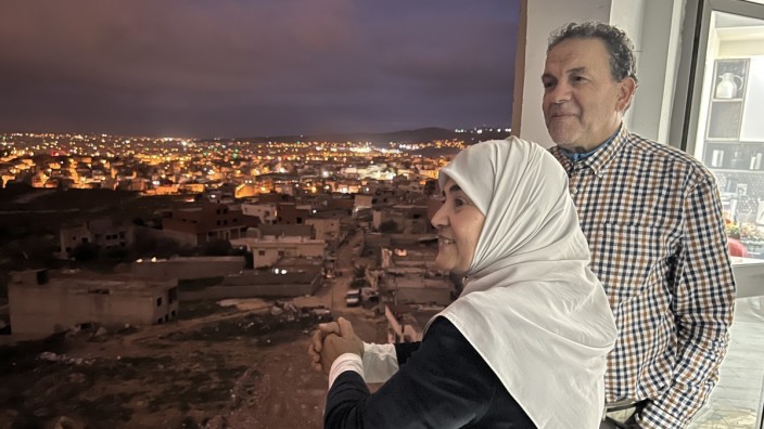 Einwanderung: Nie hätte Abbes Errabeh gedacht, dass er und seine Frau Doudscha Denden zurückkehren werden nach Tunis. Seit elf Jahren sind sie jetzt zu Hause, aber richtig angekommen sind sie nicht.