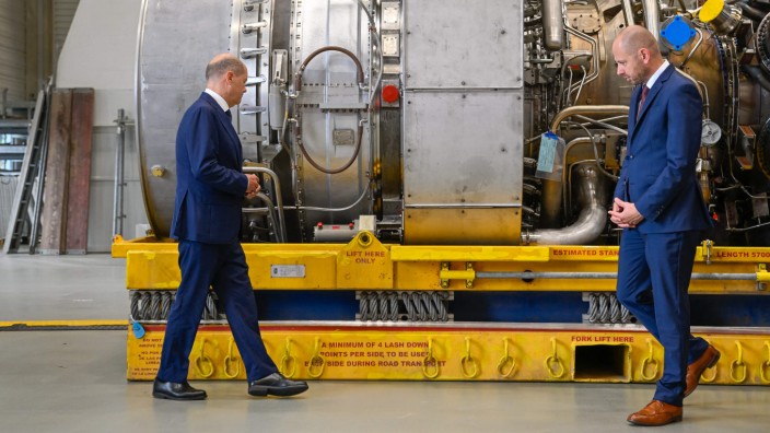 Siemens Energy: Zwei Männer und eine Gas-Turbine: Wenn ein Unternehmenschef wie Christian Bruch (rechts im Bild) mit Bundeskanzler Olaf Scholz (SPD) vor schwerem Gerät auftritt, dann muss es wohl um hohe Politik gehen.