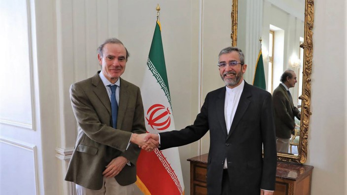 Atomverhandlungen: Ist der Kompromiss nach zwei Jahren Gespräche endlich da? Enrique Mora, Koordinator der EU für die Gespräche zur Wiederbelebung des Atomabkommens mit Irans Chefunterhändler Ali Bagheri Kani, hier Ende März in Teheran.
