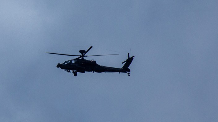 Konflikt mit China: Ein Hubschrauber des taiwanischen Militärs fliegt während einer Militärübung über Pingtung.