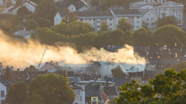 Oberfranken: Rauchschwaden über der Hofer Innenstadt: Ersten Schätzungen zufolge entstand bei dem Großbrand in Hof ein Schaden in Millionenhöhe.