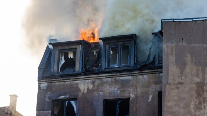 Oberfranken: Flammen schlagen aus einem Gebäude in der Hofer Innenstadt.