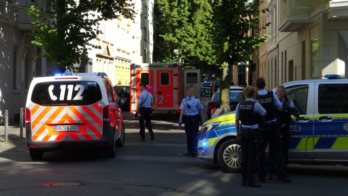 Dortmund: Polizeibeamte sichern einen Einsatzort in der Holsteiner Straße. Hier wurde ein 16-Jähriger durch einen oder mehrere Schüsse von Polizisten tödlich verletzt.
