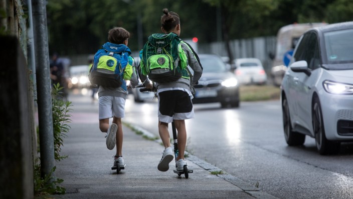 Lochhausen: Jeden Morgen in Gefahr: Neben der Lochhausener Straße gehen und radeln Kinder auf einem schmalen Bürgersteig zur Schule.