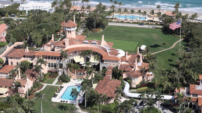 Trumps Residenz in Palm Beach: Eine Mischung aus Immobilienkarikatur, Disney-Logo und mutmaßlichem Putin-Schloss: Donald Trumps Residenz in Florida.