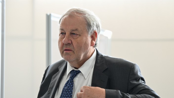 Steuerskandal: Hanno Berger beim Prozessauftakt in Wiesbaden: Er habe in einzelnen Fällen mit bedingtem Vorsatz gehandelt, gab der Angeklagte jetzt zu.