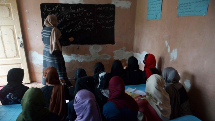 Frauen in Afghanistan: Im Verborgenen: Unterricht für Mädchen im Juni 2022 in einer nicht autorisierten Schule.