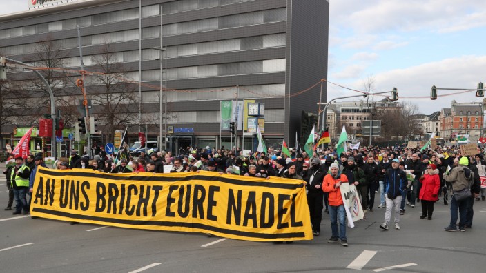 Freie Sachsen: Corona-Protest der Freien Sachsen am Chemnitzer Friedenstag - der eigentlich an die Bombardierung im März 1945 erinnern soll.