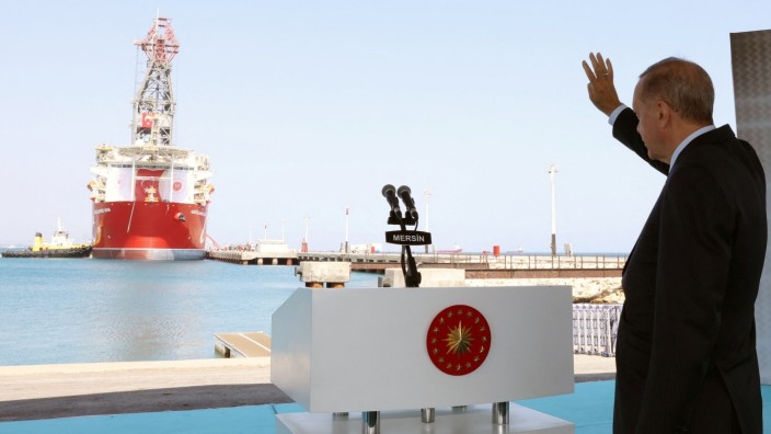 Türkei: Präsident Erdoğan und die "Abdülhamid Han" im Hafen von Mersin.