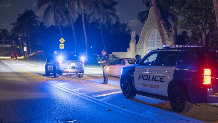Polizei des Palm Beach County vor dem Domizil von Donald Trump in Florida, nachdem das FBI dort eine Razzia gemacht hat.