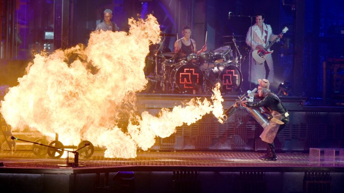 Silvester-Konzert von "Rammstein": Feuer auf der Bühne, Feuer unterm Dach: Rammstein ist bekannt für Pyro-Shows, doch ob die auch auf der Theresienwiese abgefeuert werden dürfen, ist weiterhin unklar.
