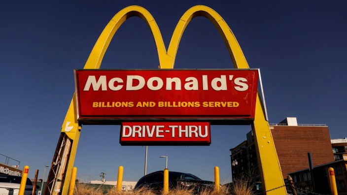 Mitten in Starnberg: "Drive Thru" wird für die Starnberger Kundschaft von McDonald's bis Oktober die einzige Möglichkeit sein, an Burger und Pommes zu kommen.