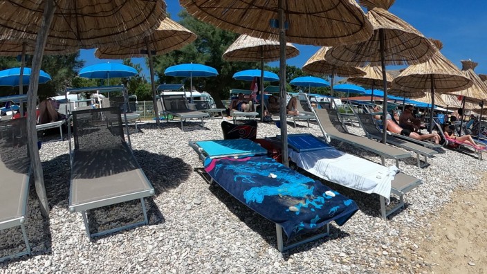 Kolumne "Ende der Reise": 200 Euro soll es an den Stränden von Baška auf der kroatischen Insel Krk bald kosten, wenn man eine Strandliege mit seinem Handtuch reserviert.