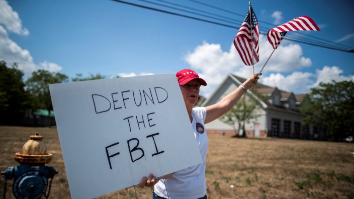 USA: Eine Frau protestiert gegen das FBI