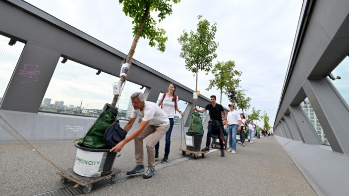 Münchner Momente: Wanderbaumallee beim Wandern: Green-City-Aktivisten auf dem Weg vom Arnulfpark in die Schwanthalerstraße.