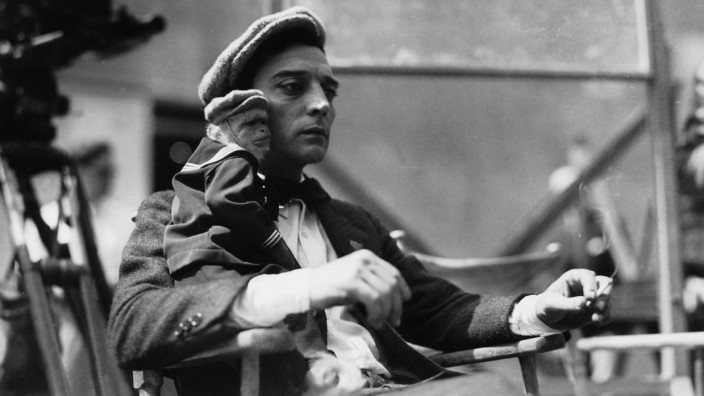Kino: Wegen seines versteinerten Gesichts nannte man Buster Keaton in Hollywood auch "The Great Stone Face". Bei der Stummfilmwoche in Regensburg hat der Schauspieler und Regisseur, hier 1928 mit einem Äffchen in den Culver City Filmstudios, eine große Fangemeinde.