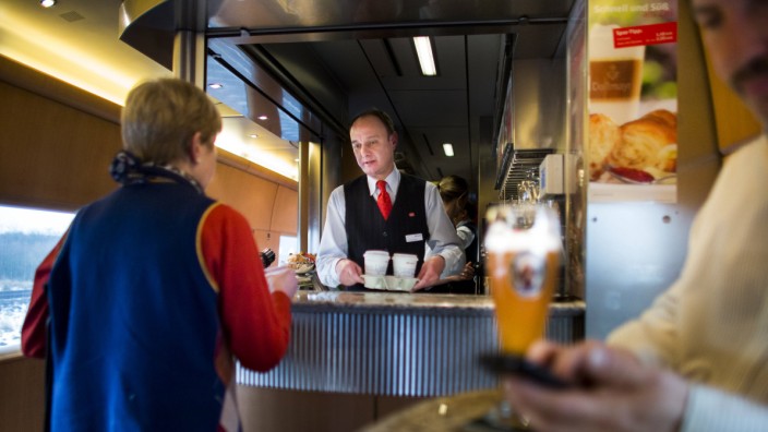 Zugverkehr: Koffein für die lange Fahrt: Ein Servicemitarbeiter verkauft Kaffee im Bordbistro eines ICE.