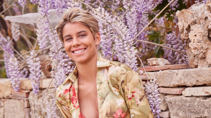 "Princess Charming" auf RTL+: Prizessin vor pastellfarbenen Blumen: "Princess" Hanna darf sich eine Kandidatin der Show erwählen.