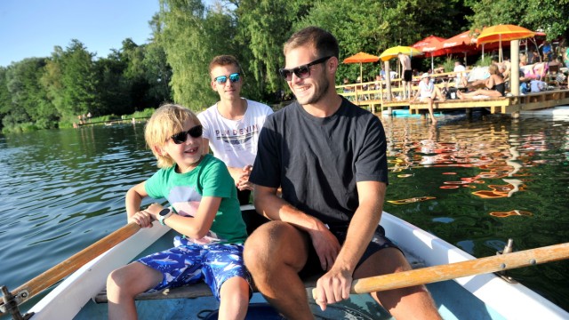 Sommer im Fünfseenland: Gerne in Weßling am See: Gabriel Wirth, Titus Samson und Leo haben sich ein Ruderboot ausgeliehen.