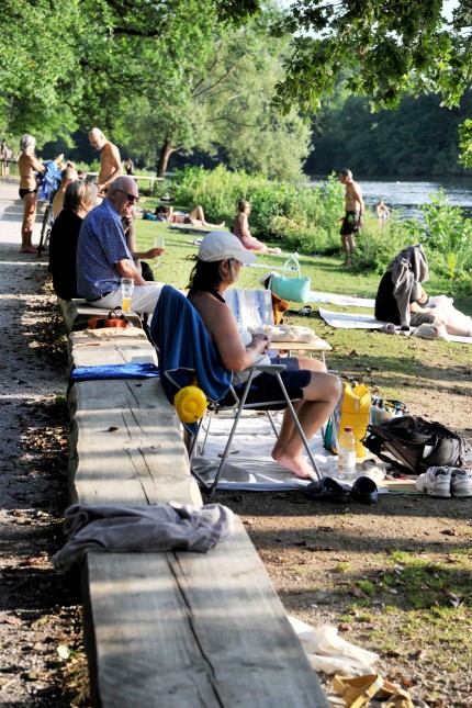 Sommer im Fünfseenland: Ein schmaler Uferstreifen mit nur wenig Wiese - und dennoch ein feines Plätzchen.