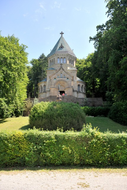 Sommer im Fünfseenland: Die Votivkapelle im Schlosspark, ein Weiheort der Königstreuen.