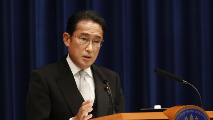 Japan: Japans Premierminister Fumio Kishida erläutert den Umbau seiner Partei bei einer Pressekonferenz.