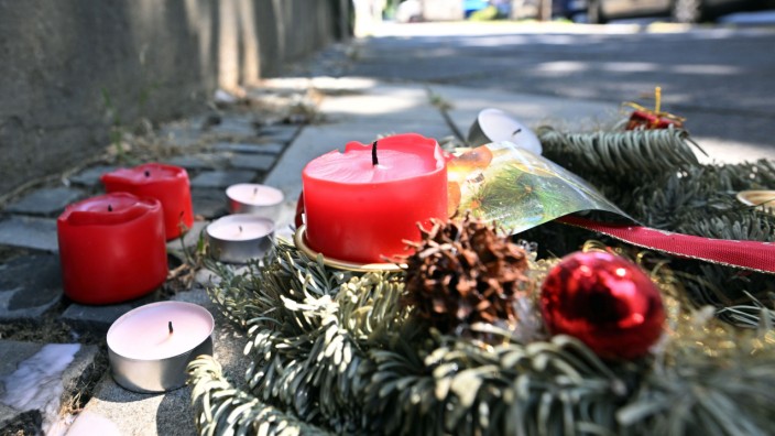 Dortmund: "Rest in Power": Vor einem Innenhof in der Dortmunder Nordstadt erinnern Kerzen an einen 16-jährigen Jugendlichen, der nach einem Polizeieinsatz dort starb.