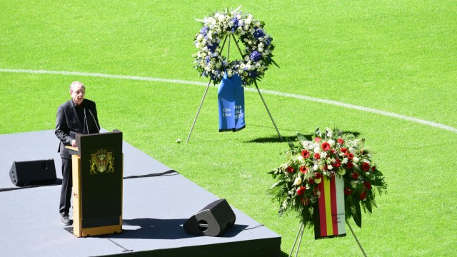 Trauerfeier für Uwe Seeler: Die letzte Rede: Olli Dittrich, Comedian und Freund der Familie, zählt zu denjenigen, die vor den knapp 5000 Gästen am Dienstag über Uwe Seeler sprechen.