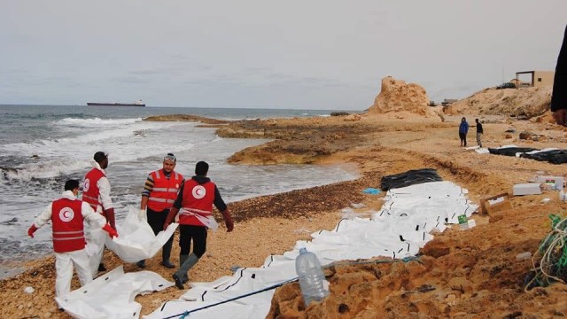 Südliches Mittelmeer: Mitarbeiter der Organisation Roter Halbmond müssen viele Leichen an den Stränden Westlibyens bergen.