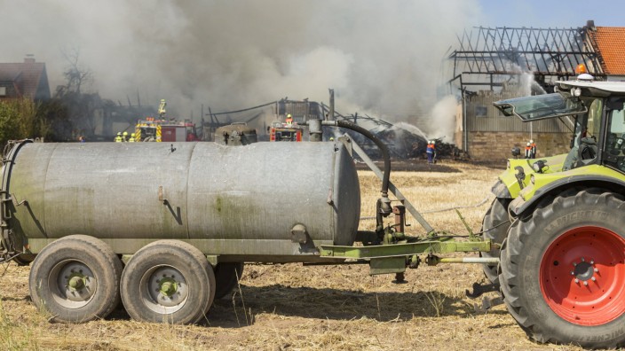 Drought: Farmers can bring water to the fire site in liquid manure barrels.