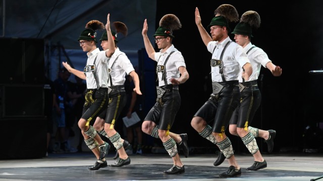 European Championships in München: Eine Art bairischer Breakdance: die Schuhplattler.