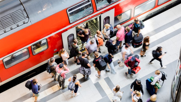 Kundenservice: Der sommerliche Andrang ist groß, die Not des Personals aber auch: Fahrgäste am Berliner Hauptbahnhof.