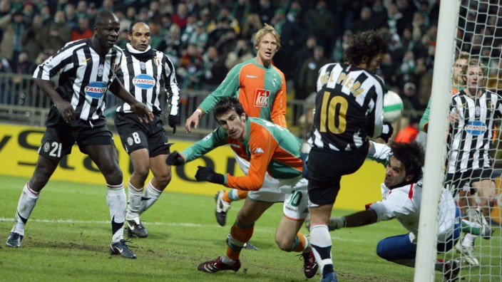 SV Werder Bremen: Da war Werder auf dem Gipfel seines Könnens: Im Juni 2006 trifft Bremen im Achtelfinal-Hinspiel der Champions League auf Juventus Turin. Werders Johan Micoud erzielt das 3:2. Der Turiner Torwart Gianluigi Buffon und Alessandro Del Piero können es nicht verhindern.