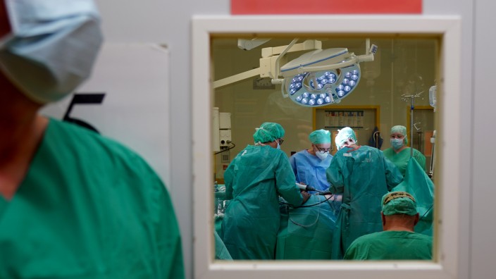 Operation im Asklepios Klinikum Harburg. Der Deutsche Ärztetag fordert 6000 zusätzliche Medizinstudienplätze.