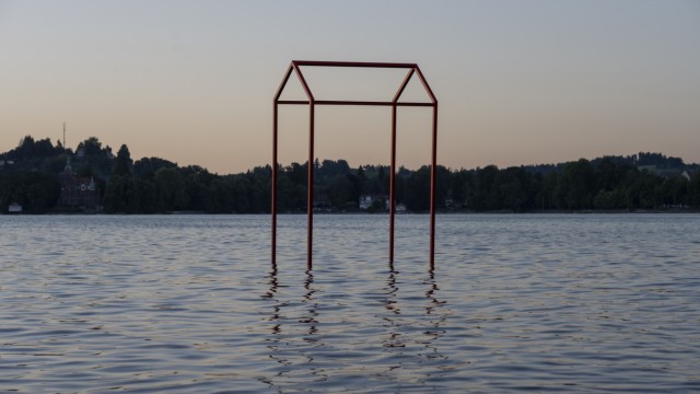 Kunst-Event: Schwimmern dient das rote Haus im Wasser von Karolin Schwab als Zwischenstopp. Doch auch als instataugliches Motiv wurde es schnell entdeckt.