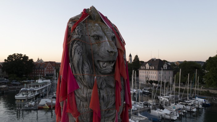 Kunst-Event: Um Statuen im öffentlichen Raum und ihre Repräsentationsfunktion geht es bei Julia Klemm. Nun hat sie sich für die Lindau-Biennale "In situ Paradise" den Löwen vorgenommen. Das sorgte für einen Sturm der Entrüstung.