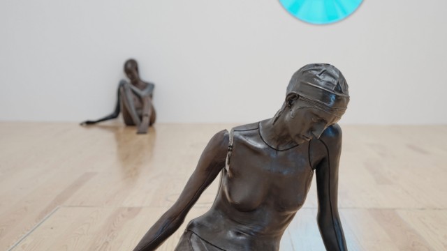 Ausstellung Ugo Rondinone in Frankfurt: Ugo Rondinones Skulpturen zitieren in der Schirn durchaus auch Degas' bronzene "Kleine Tänzerin" - aber die ruhte sich nicht im Sitzen aus.