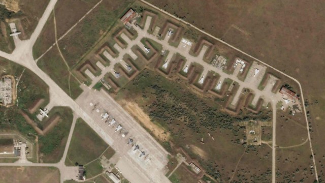 Krieg in der Ukraine: Auf diesem Satellitenbild von Saky, aufgenommen vor den Explosionen am 9. August, sind abgestellte russische Kampfflugzeuge zu erkennen.