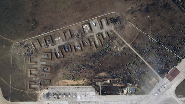 Krieg in der Ukraine: Zerstörte Flugzeuge auf einem Satellitenbild, aufgenommen nach den Explosionen auf dem russischen Luftwaffenstützpunkt Saky auf der Krim am 9. August.