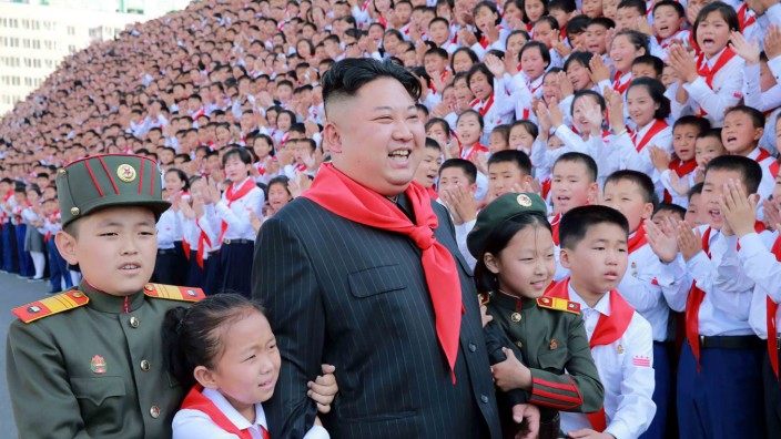 Nordkorea: Schöner als die Realität: Kim Jong-un nutzt Kinder für Propagandafotos wie auf dieser Aufnahme von 2017. Jetzt gibt es auch Videos, in denen Mädchen Nordkorea verherrlichen.