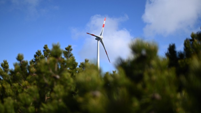 Gesetzentwurf: Auf der Hornisgrinde im Nordschwarzwald steht ein Windrad. Prozesse wegen solcher Anlagen sollen schneller vonstatten gehen.