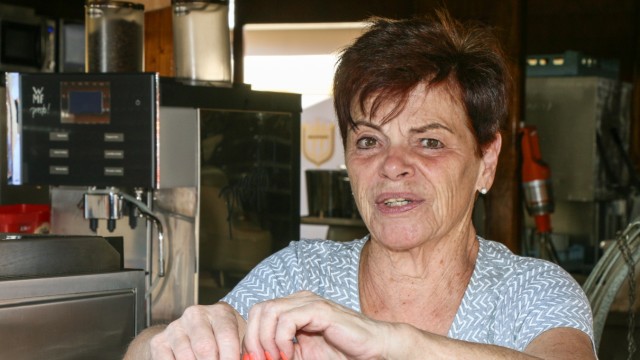 Volksfest Dachau: Ursula "Uschi" Krems vom Stand "Die kleine Backstube". Seit 48 Jahren verkauft sie beim Dachauer Volksfest selbstgemachte süße Waffeln und Krapfen.