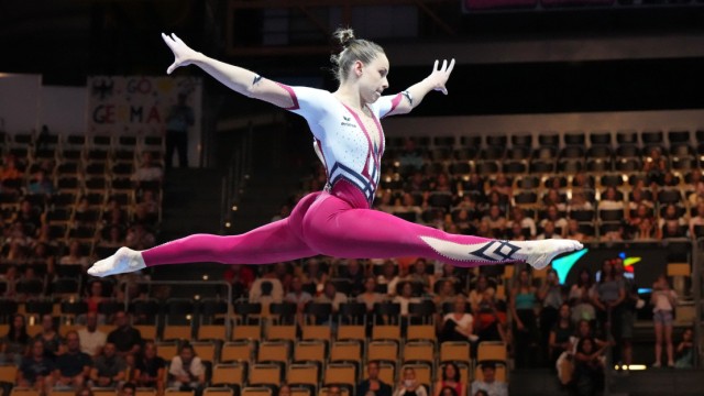 European Championships: In der Olympiahalle turnt Sarah Voss am Schwebebalken.