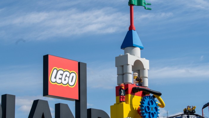 Günzburg: Neben dem Logo am Eingang zum Legoland ist eine Achterbahn zu sehen.