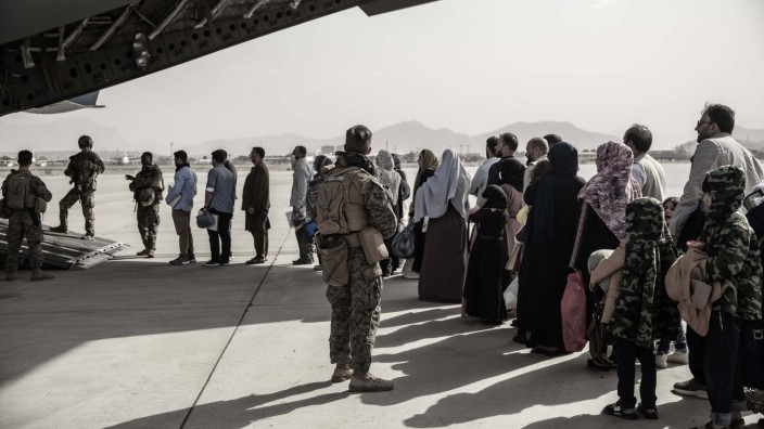 Hörfunktipps: Die Ausreise in greifbarer Nähe: Afghanen auf der Flucht vor den Taliban, die im vergangenen August wieder die Kontrolle übernommen haben in Kabul.