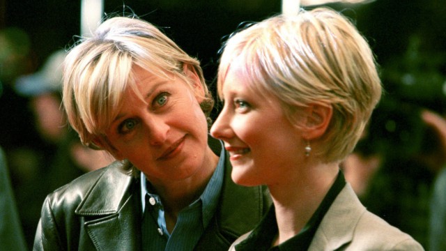 USA: Sie wurden zum berühmtesten lesbischen Paar Amerikas: Ellen DeGeneres und Anne Heche bei einer Filmpremiere 1998.